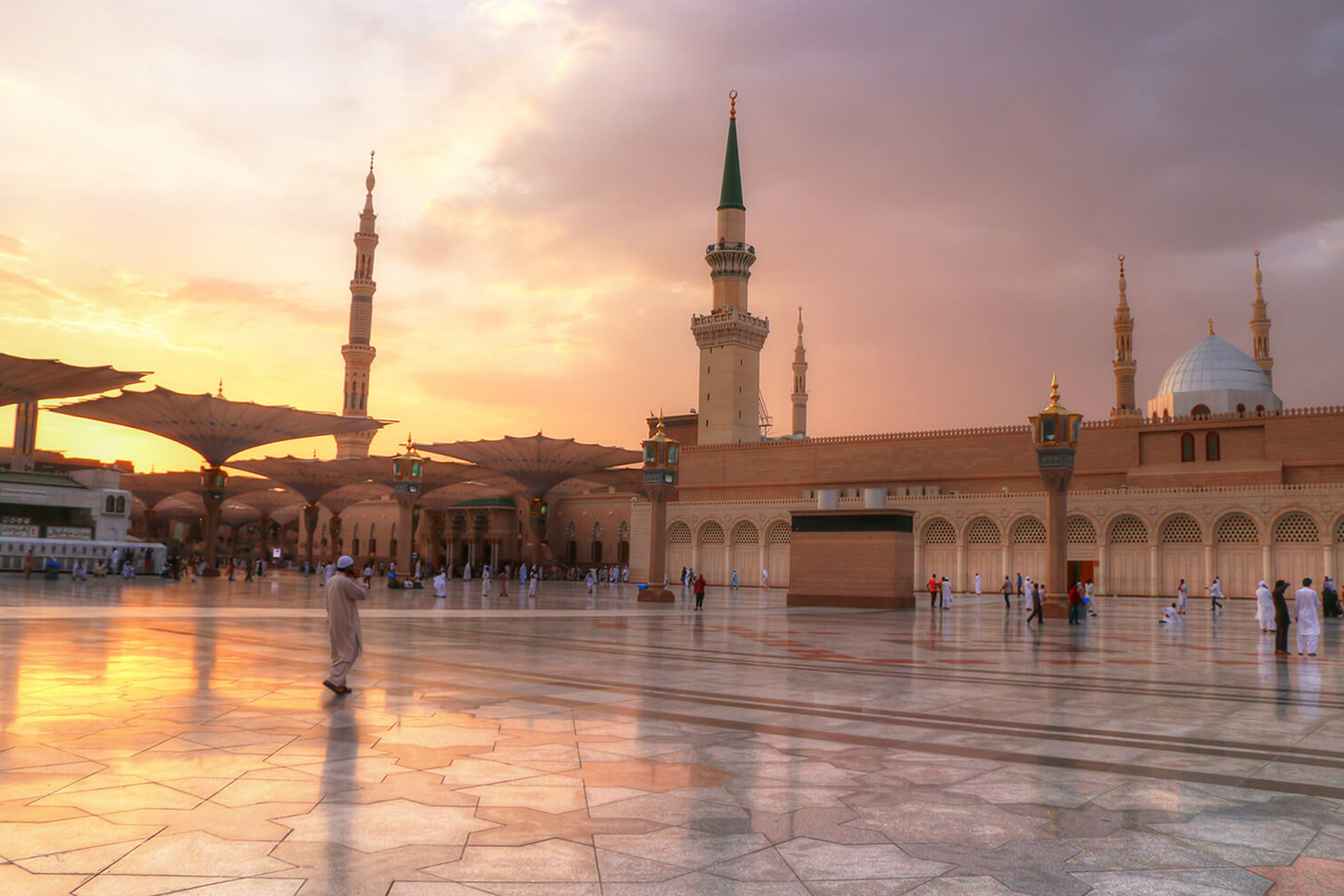 Image of a luxurious hotel room included in 5 star Umrah packages, providing premium accommodations for pilgrims.