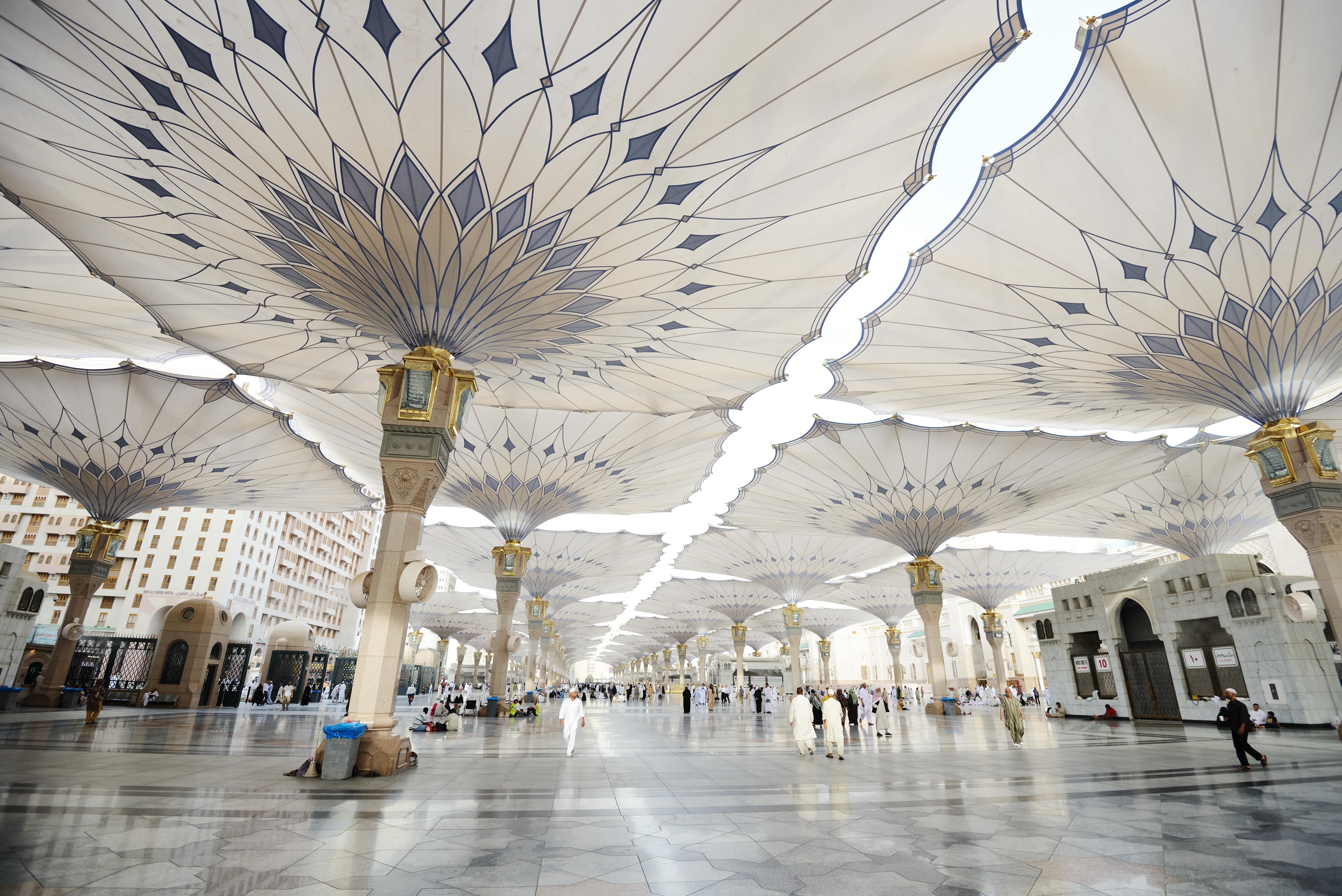 Travelers Embracing the 3 Star Umrah Experience with Group Excursions and Tours