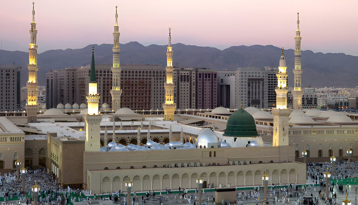 Luxury hotel room and amenities included in 5 star Umrah packages for a comfortable and memorable pilgrimage.